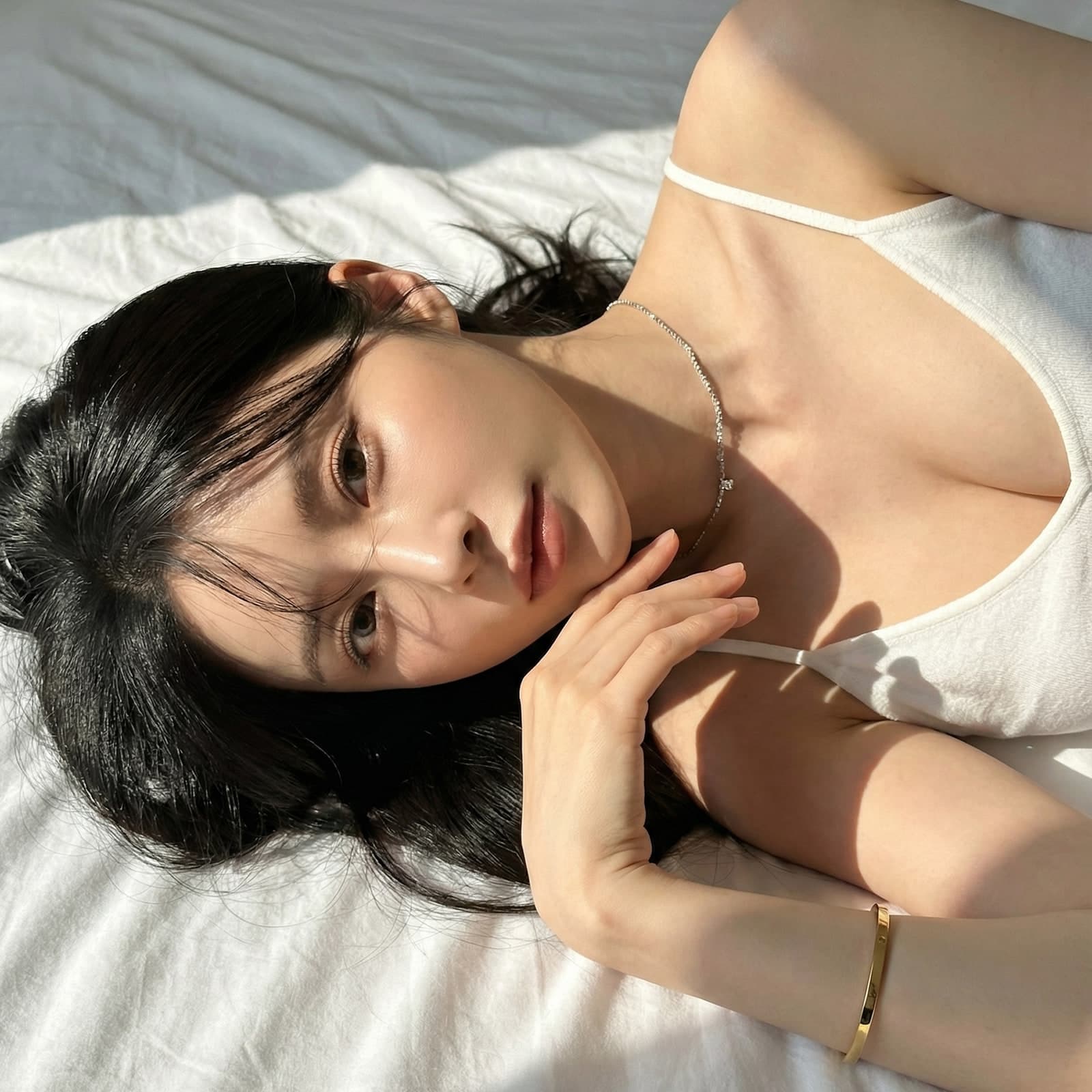 햇빛이 드는 흰 침구에 누운 인플루언서