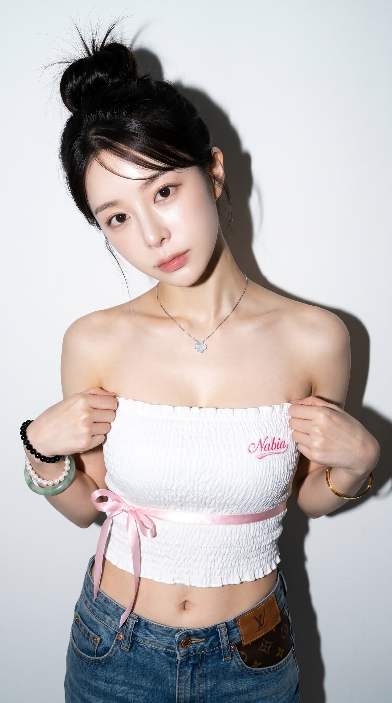 흰 벽 앞에서 포즈를 취한 인플루언서 전신